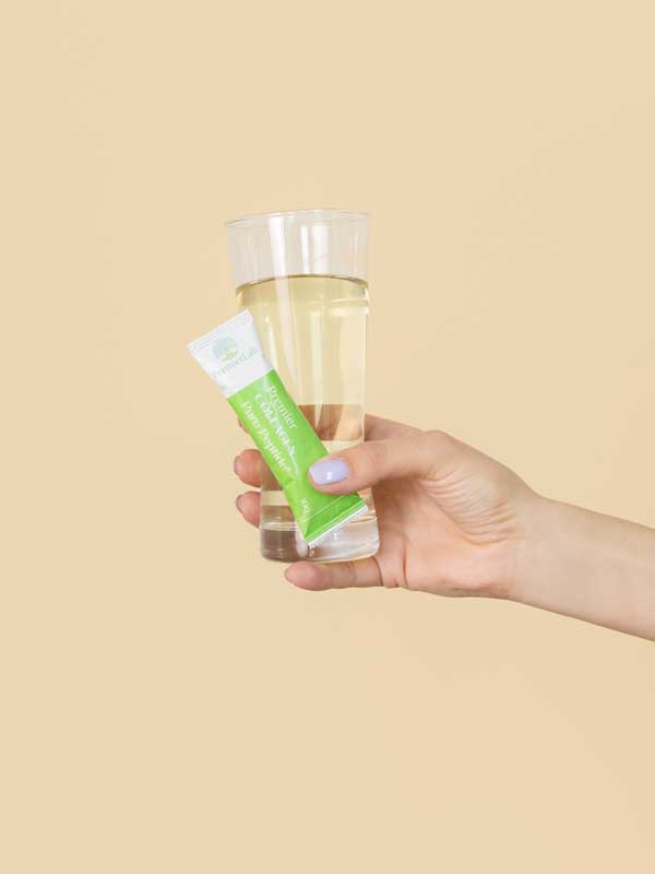 Premier hidrolizovani goveđi kolagen – čaša razmućenog napitka sa 10.000 mg kolagena, bez šećera, glutena, laktoze i GMO-a – dnevna doza zdravlja i lepote.