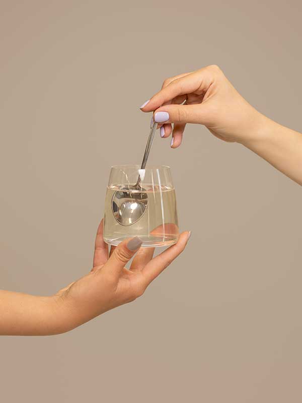 Čaša napitka od Premier kolagena – 10.000mg kolagena po porciji, bez GMO-a, glutena, laktoze i aditiva.